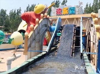 塘沽欢乐王国坐落在河滨公园，环境优美，空气清新