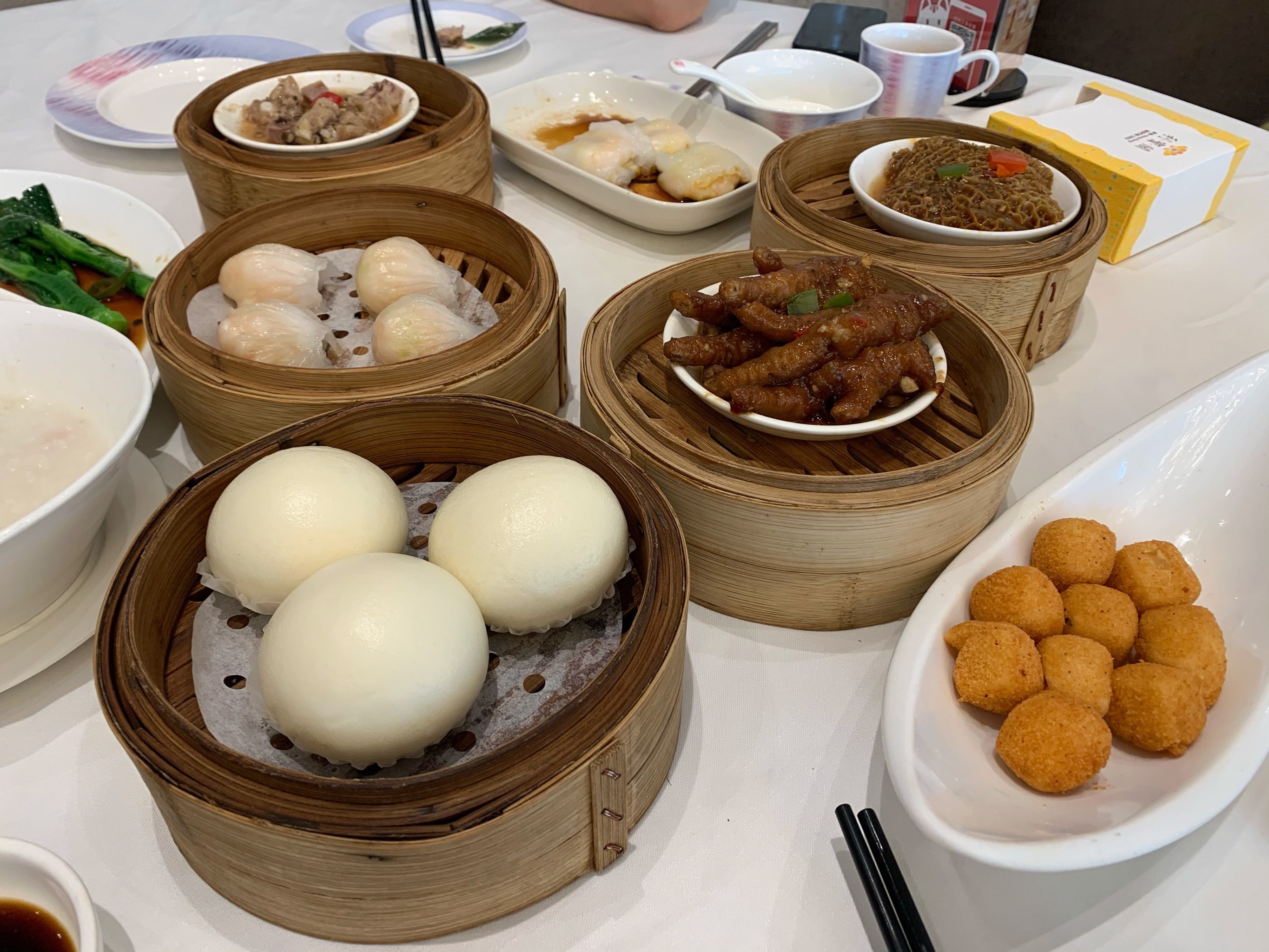 利宝阁创立于香港,为传统的酒楼形式.来深