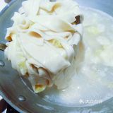 这碗水晶油泼面把你吃的美美哒[色][色][色]