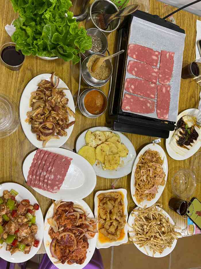 东北苗哥烤肉-"99地址:柯厝路古楼10号(城市大学北门.