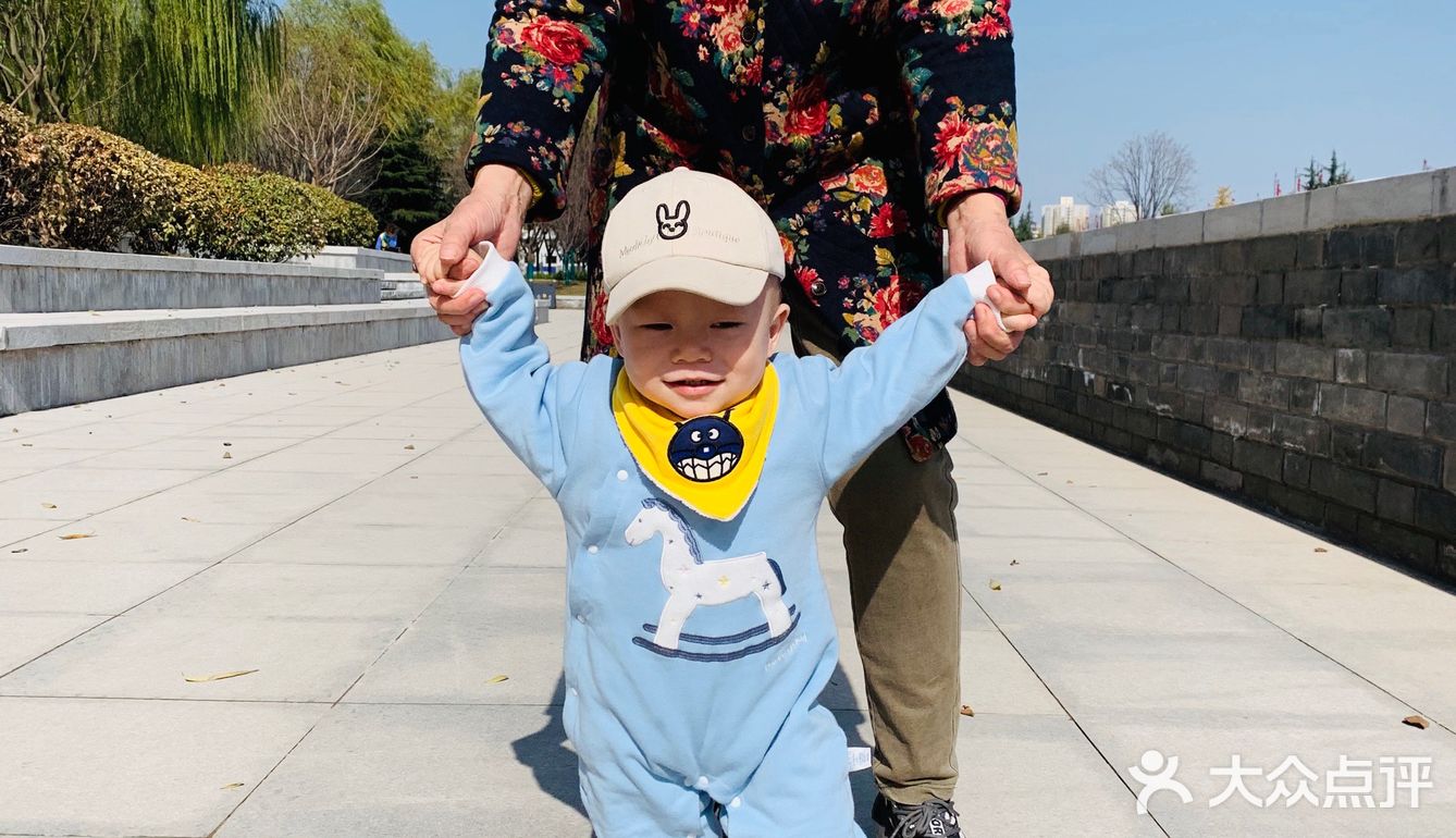 天很蓝，云很白，水很清，你很棒！