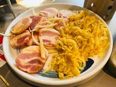 烤精选猪五花配酸菜-小米烤肉-泥炉炭烤(常营店)