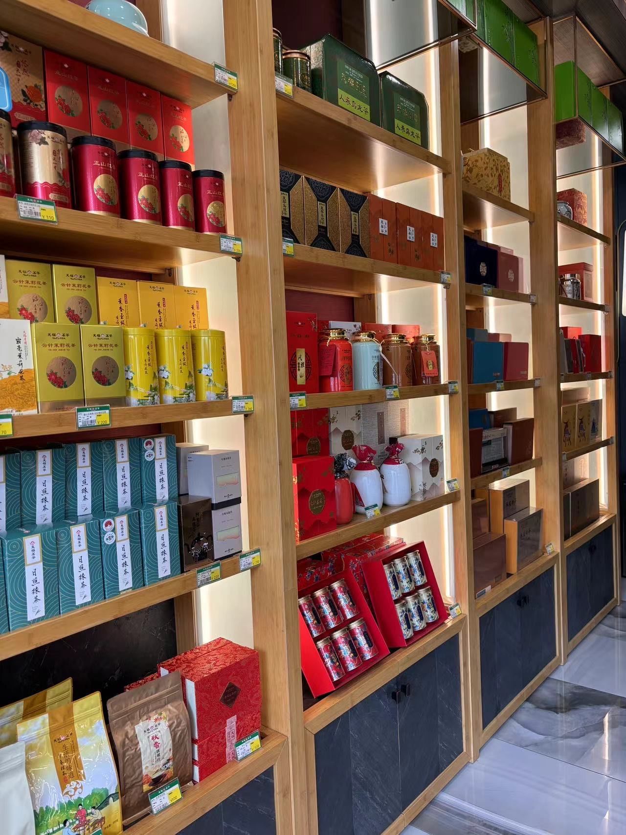 很精致的小店 路过进来选了点茶叶 服务人