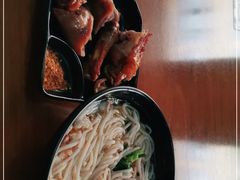 -鸿浩扒猪脚米线