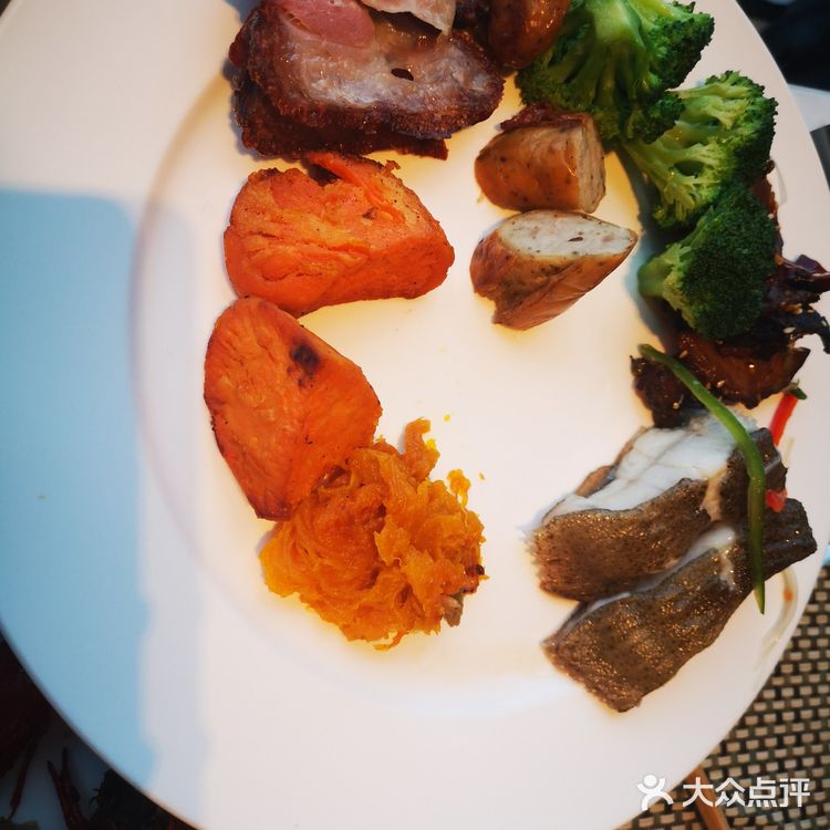 最好提前预定。收餐盘的小哥哥，很及时的会把空餐盘拿走