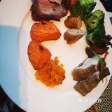 最好提前预定。收餐盘的小哥哥，很及时的会把空餐盘拿走