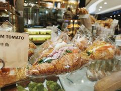 芝士火腿番茄牛角包-PAPER STONE BAKERY(天环店)