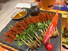 -何师烧烤·小龙虾·江湖川菜·精酿啤酒(成温店)