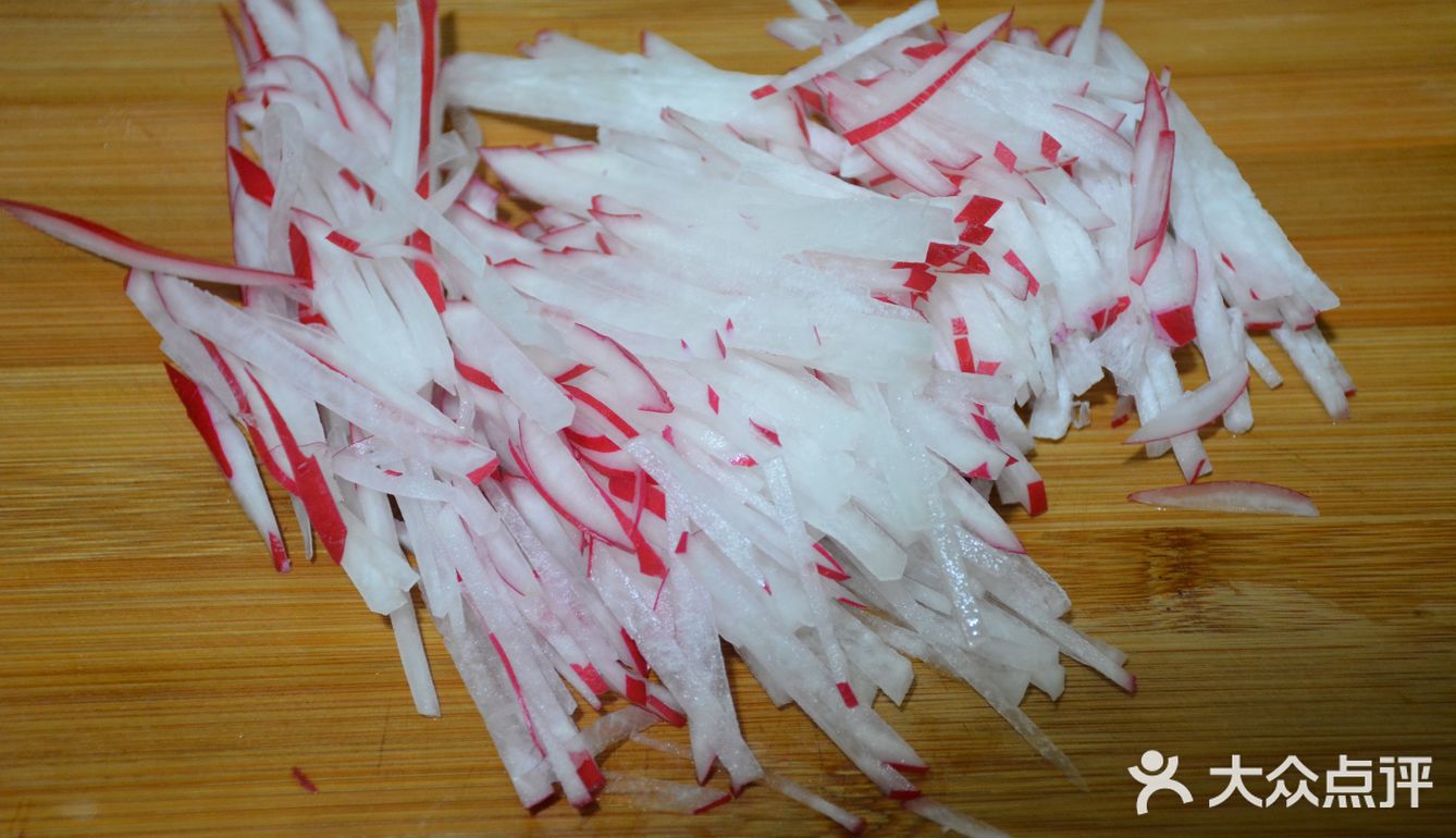 萝卜丝 冬天菜市场不到6点就已经亮起了路灯