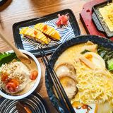 点了两份单人套餐，又单独点了一份年糕一份虾球