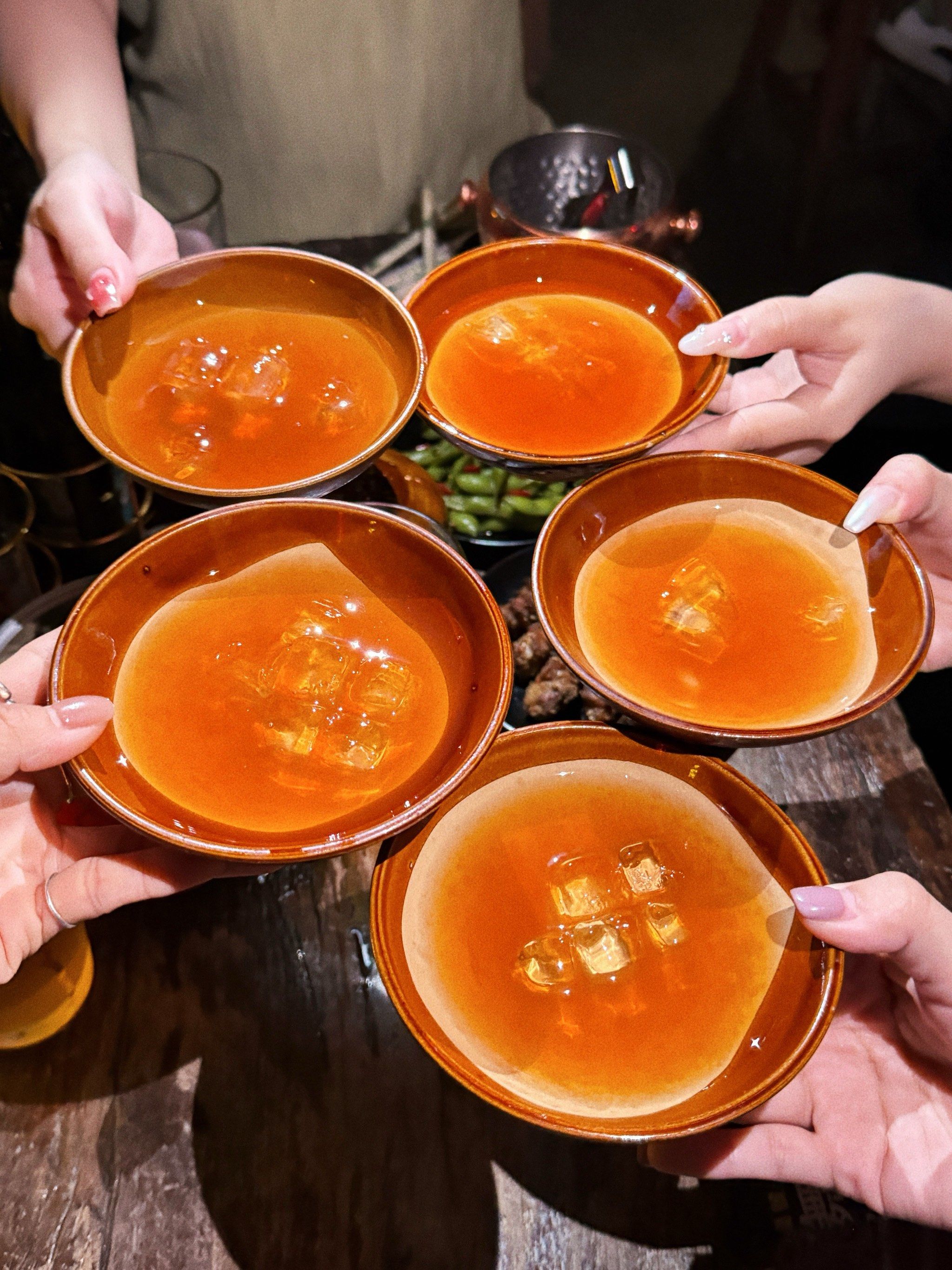 用碗喝酒果然是江湖人士!这酒馆的氛围感绝了