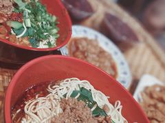 -爆炸头阿姨小四川正宗川味小吃(无任何分店)