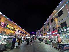 -布尔津河堤夜市