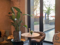 靠窗位-玲婧胡同·生日蛋糕·餐厅(嘉里城店)