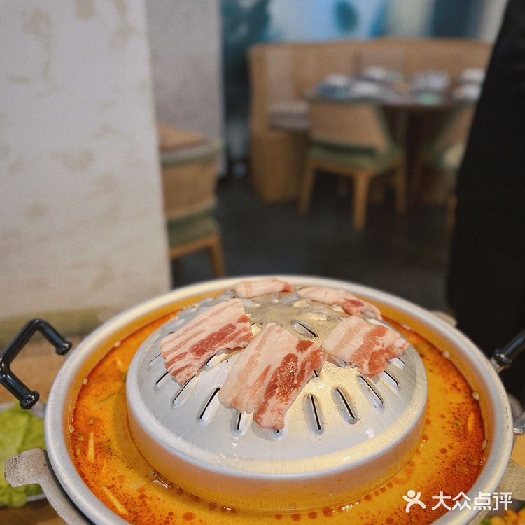 年轻人生活新方式-边吃火锅边烤肉～