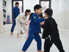 -菠萝格斗巴西柔术训练馆