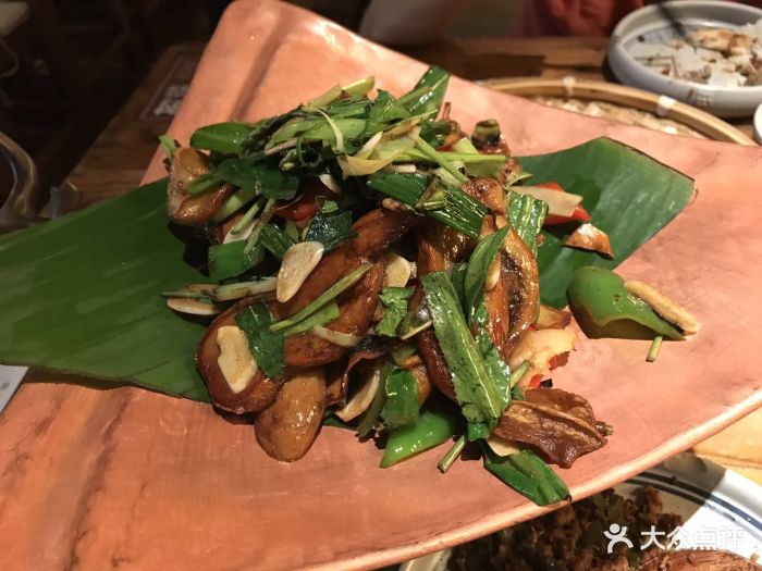 云海肴云南菜(金地广场店)干椒炒牛肝菌图片 - 第1张