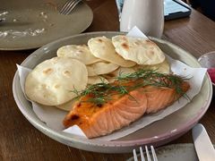 烟熏三文鱼配烤饺子皮和芥末籽酱-BOR Eatery(安福路店)