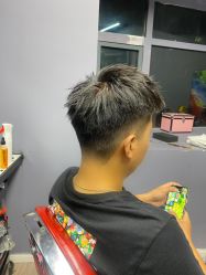 -15C7 男士理发馆 烫染专业店