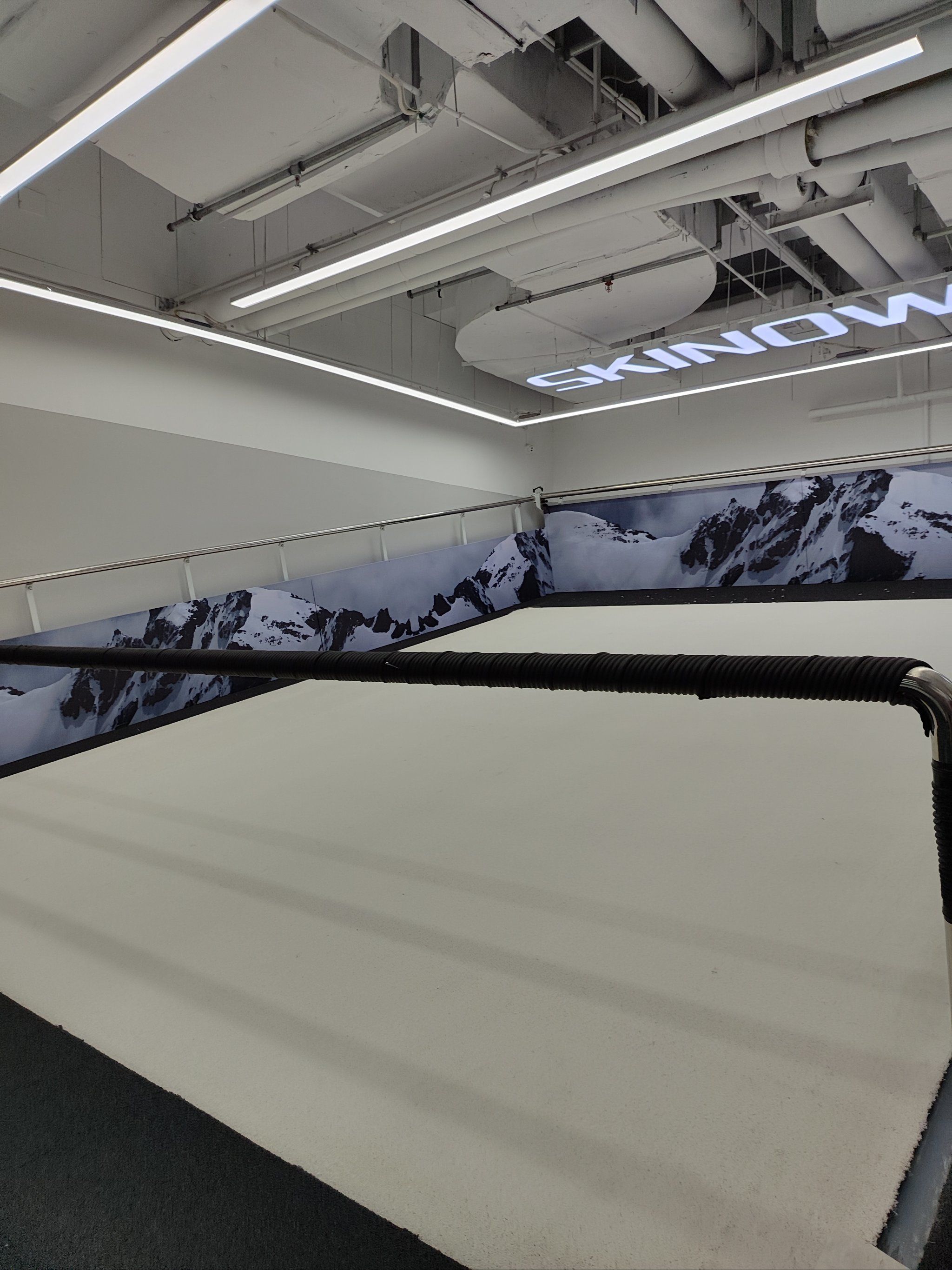 n炎炎夏日,到「雪乐山室内滑雪(大兴荟聚店)」畅快体验室内滑雪乐趣