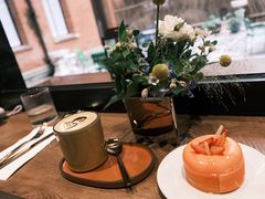 葡萄柚草莓萨伐仑松饼-潮一不贰·法式甜品·生日蛋糕·西式简餐(外滩店)