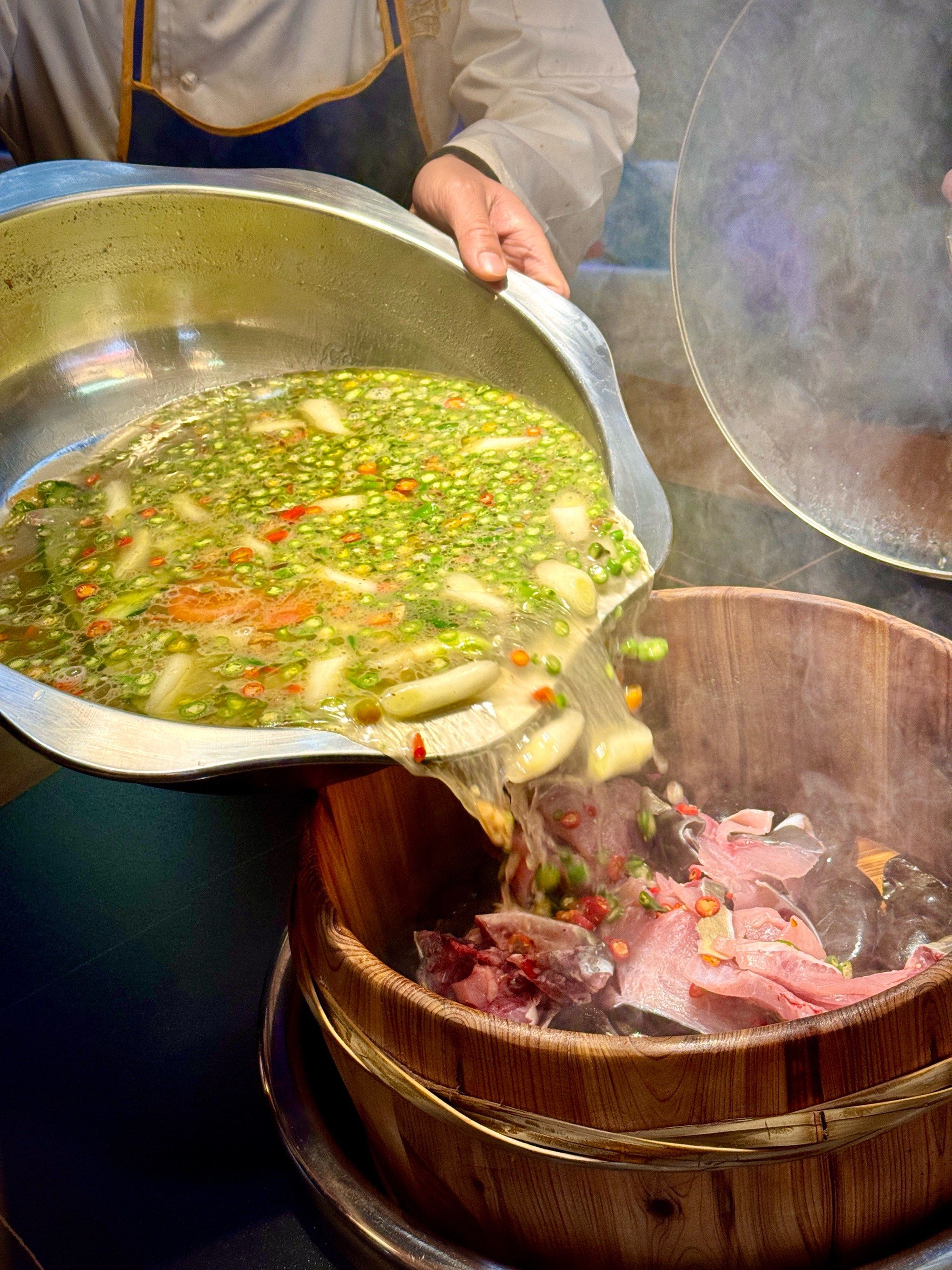 到热石头上时,"刺啦刺啦"的声响瞬间响起,那场面,就像一场美食魔法秀