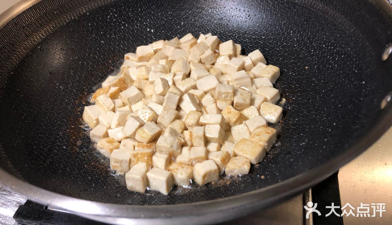 咸蛋黄豆腐，口感虽没蟹黄豆腐鲜美，但也形似。