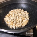 咸蛋黄豆腐，口感虽没蟹黄豆腐鲜美，但也形似。