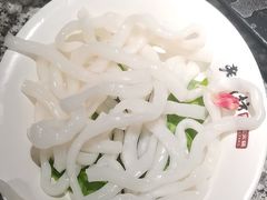 -老牌坊云南鱼豆花火锅(哈西万达店)