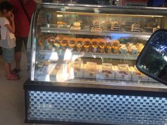 面包甜点陈列柜-龙兴·动物奶油生日蛋糕(龙北店)