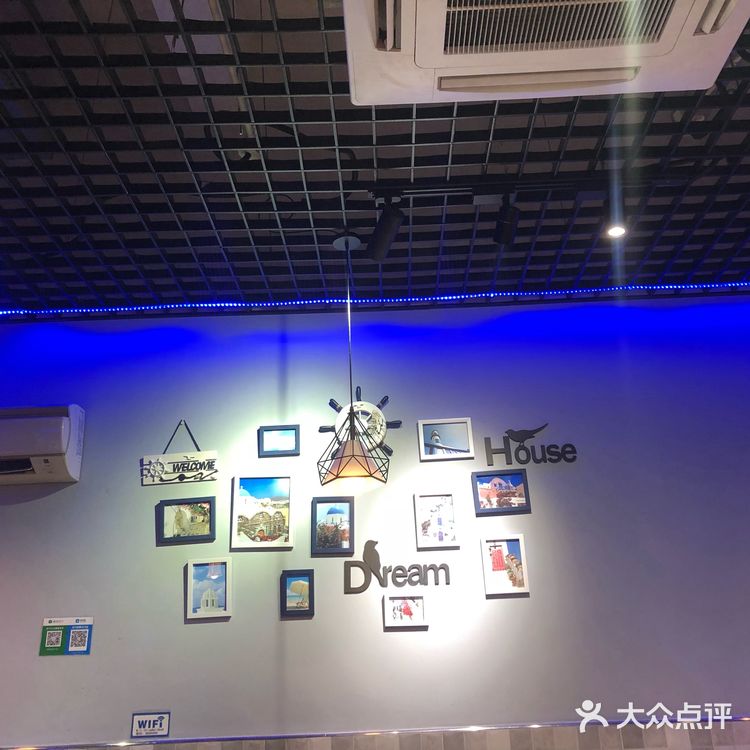 开在小区门口的小吃店，一排门面房也没成气候