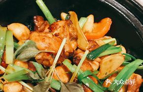 Golden Herb Three-Cup Fragrant Chicken Stew