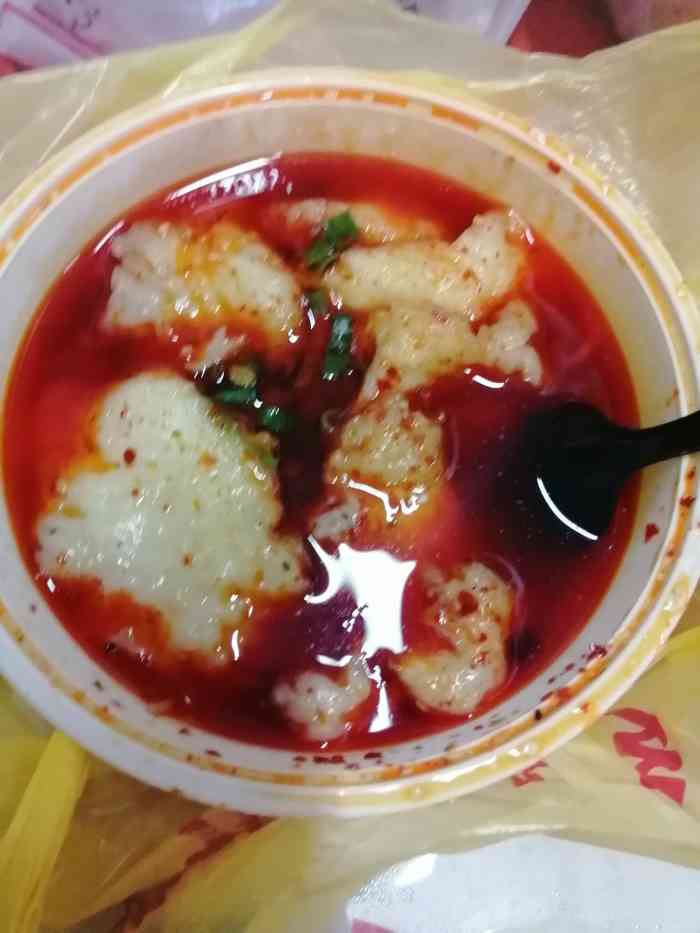 这家水煮鱼口味还是不错的鱼肉很新鲜嚼起来很有味道店面卫生环境很好