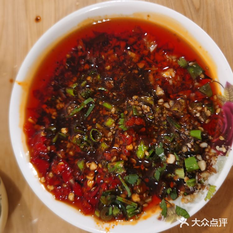 事情起因：到彭州来看油菜花，结果中午差点找不到吃的