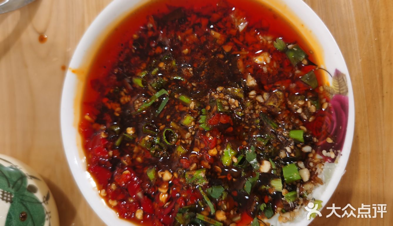 事情起因：到彭州来看油菜花，结果中午差点找不到吃的