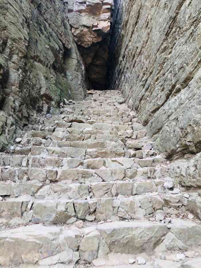一线天景区-"一线天景区位于 平谷区玻璃台新村西南部 .