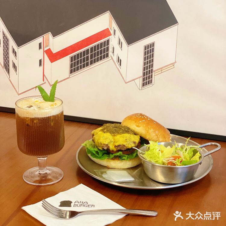 合作村有一家超好吃的汉堡店,门头吸引了我的注意