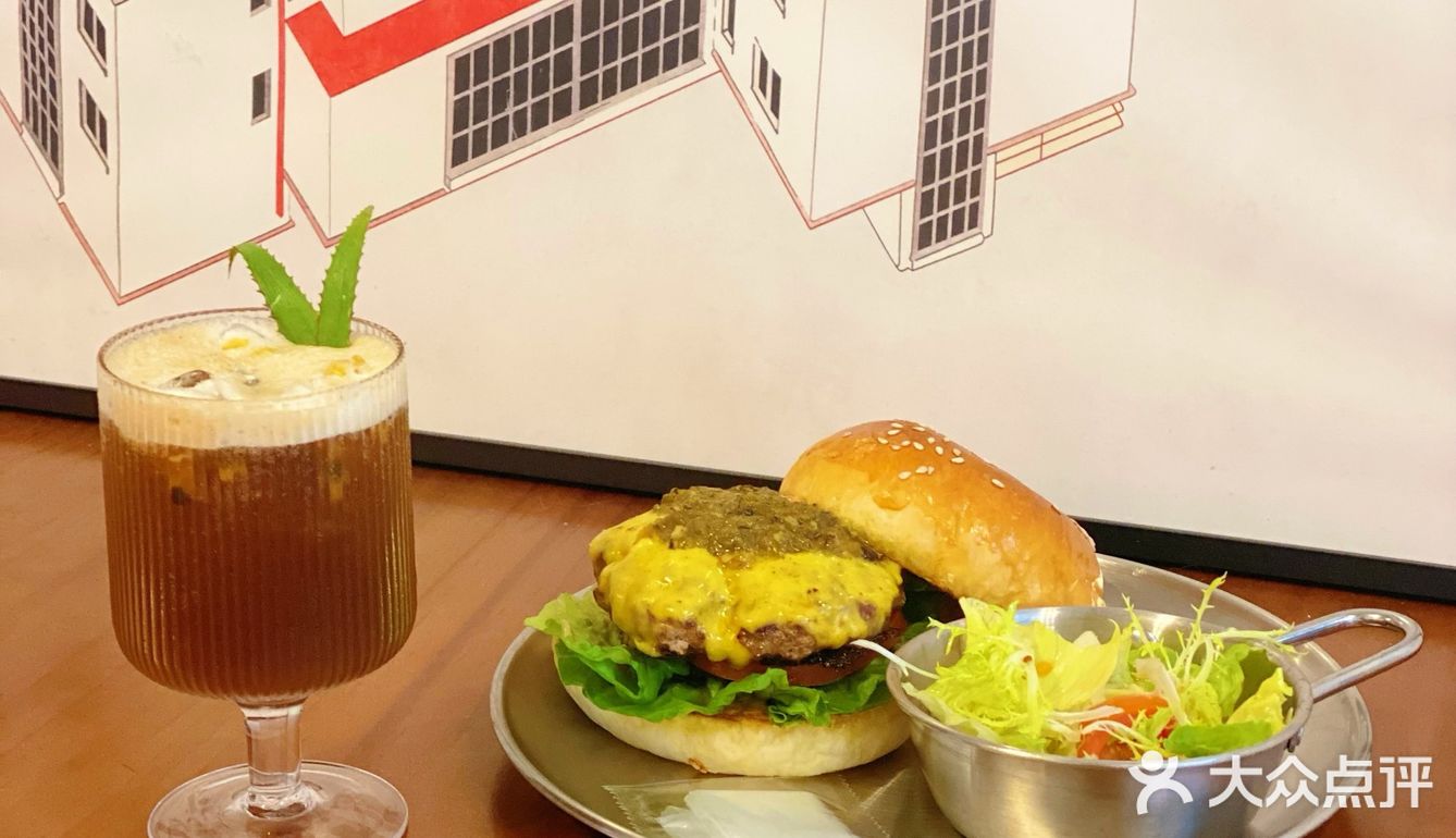 合作村有一家超好吃的汉堡店，门头吸引了我的注意