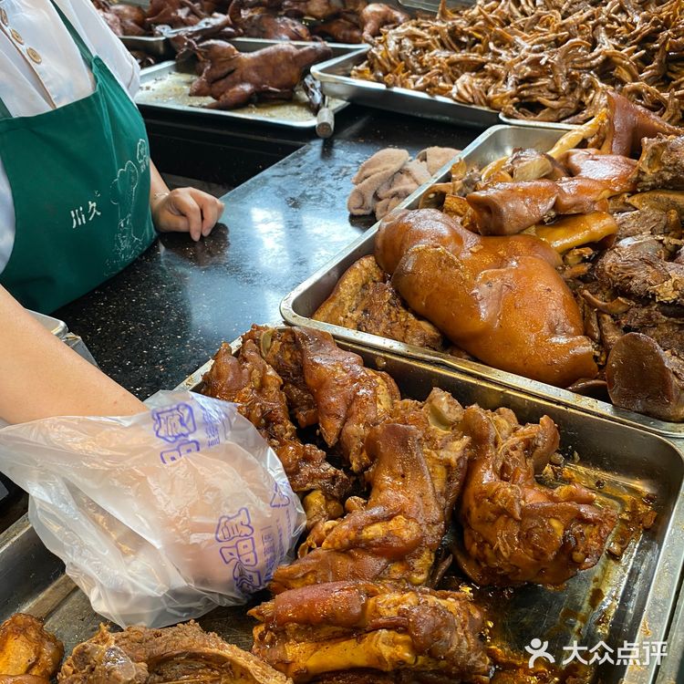 本地人排队打包买,一个就3两的肉馅大包