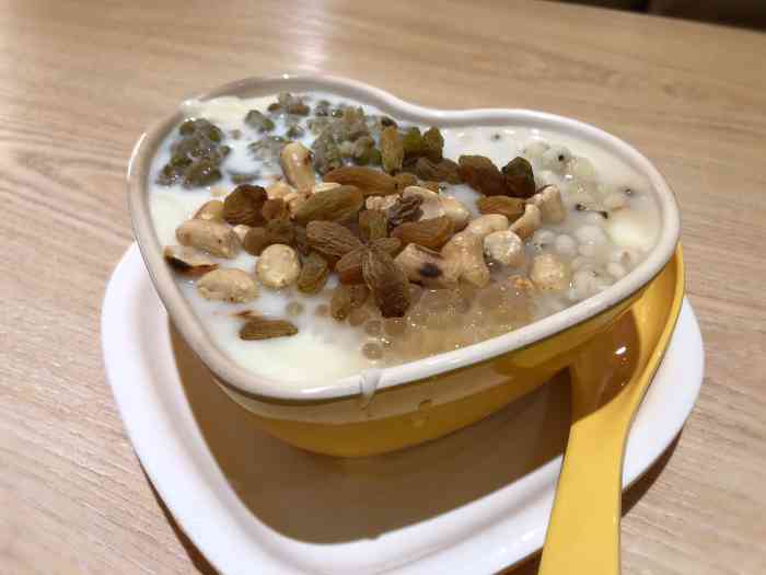 豆花先生-"前进路小学斜对面的一家甜品店,以豆花为名.