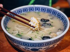 鲍蛤蛏海鲜面-沪西老弄堂面馆(定西路店)