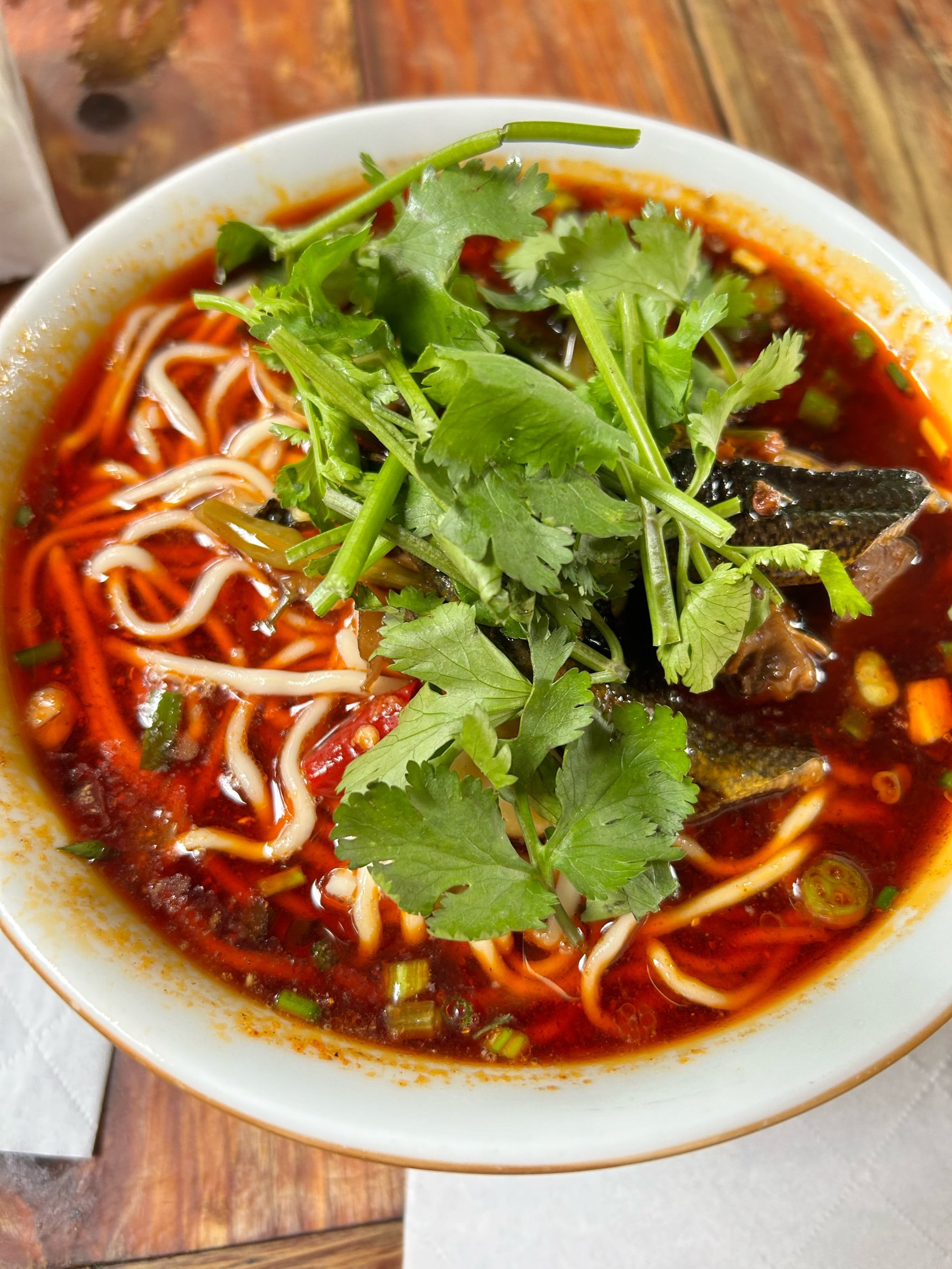 「神仙双龙面」是成都标准的红汤面,棍棍面