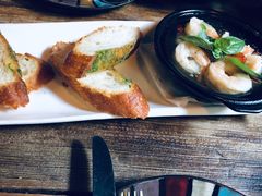 西班牙蒜蓉虾-SISTERS BAR RESTAURANT川意酒馆(嘉善老市H楼店)