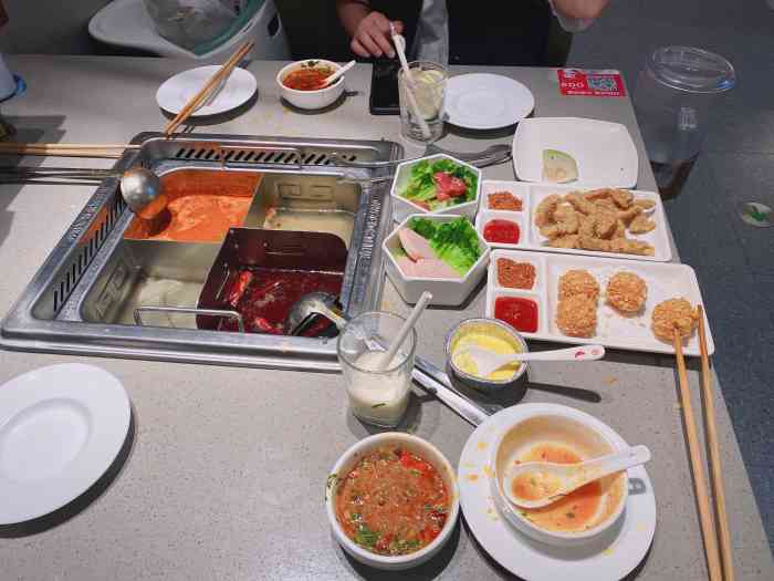 海底捞火锅(古镇大信店)-"吃过几家海底捞里服务最差的一家到座位后.