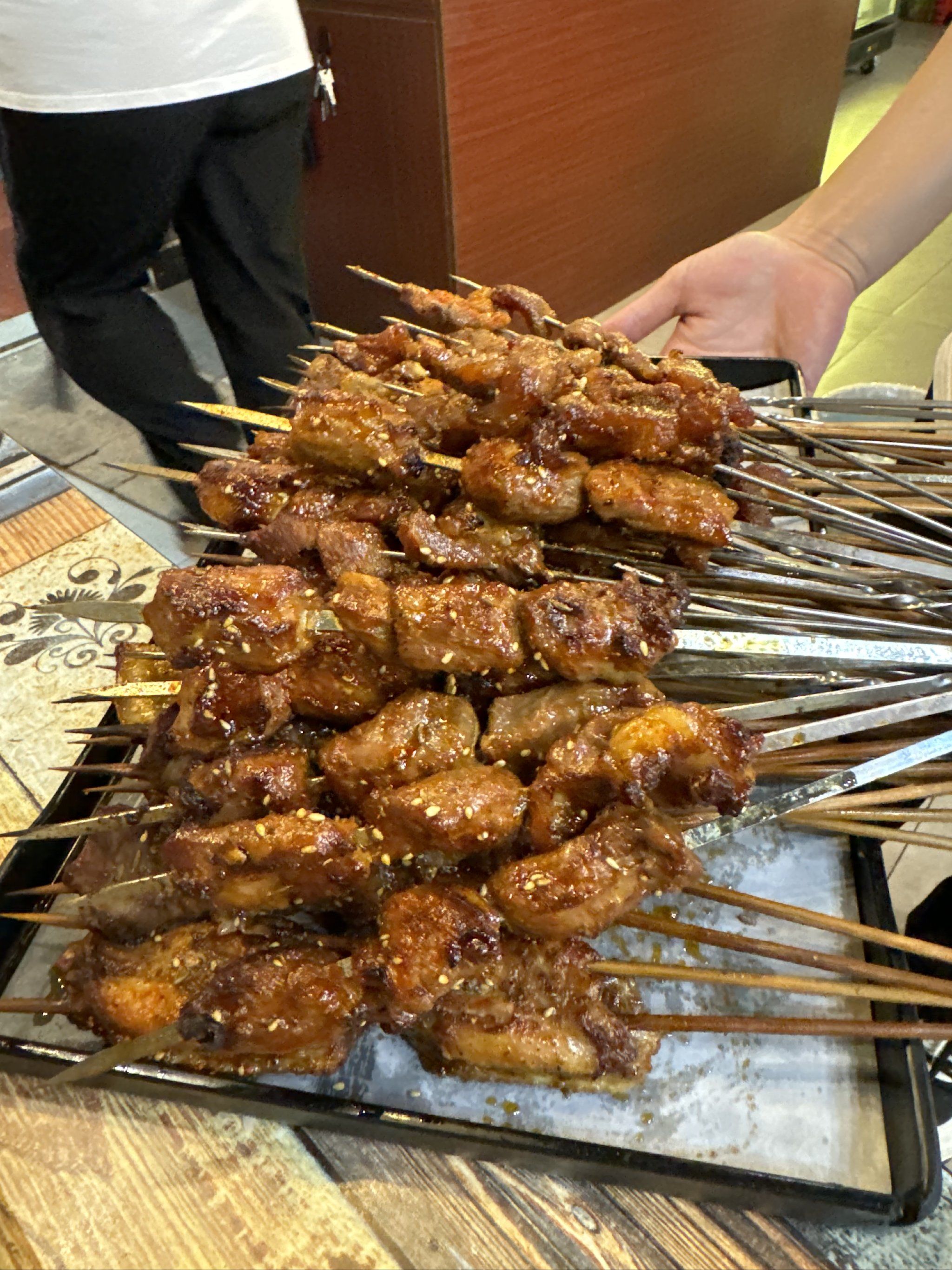 现在的天气越来越冷啦,那高低不得整顿烧烤吃吃吧