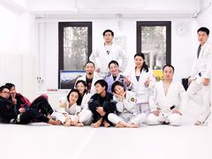 -菠萝格斗巴西柔术训练馆