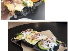 牛油果鸡蛋拼竹炭包-A30 BISTRO