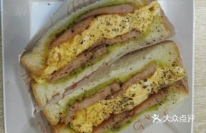 Scrambled Egg with Ham and Avocado Sandwich