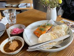 烟熏三文鱼配烤饺子皮和芥末籽酱-BOR Eatery(安福路店)