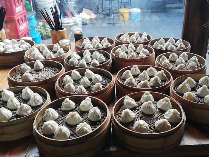 秦园小笼包(荡口古镇店)-"等夜景之前在这里解决了晚饭,店是比较大的.